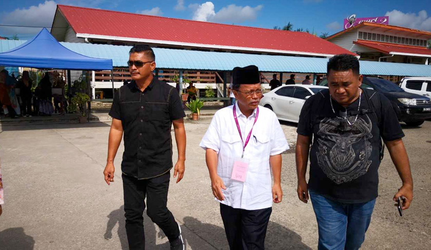 Calon Parlimen Semporna dan DUN Senallang, Datuk Seri Mohd Shafie Apdal menunaikan tanggungjawab mengundi di SK Bubul, Semporna.