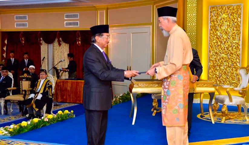 Musa menerima watikah dan mengangkat sumpah di hadapan Tun Juhar di Istana Negeri Sabah, malam tadi.