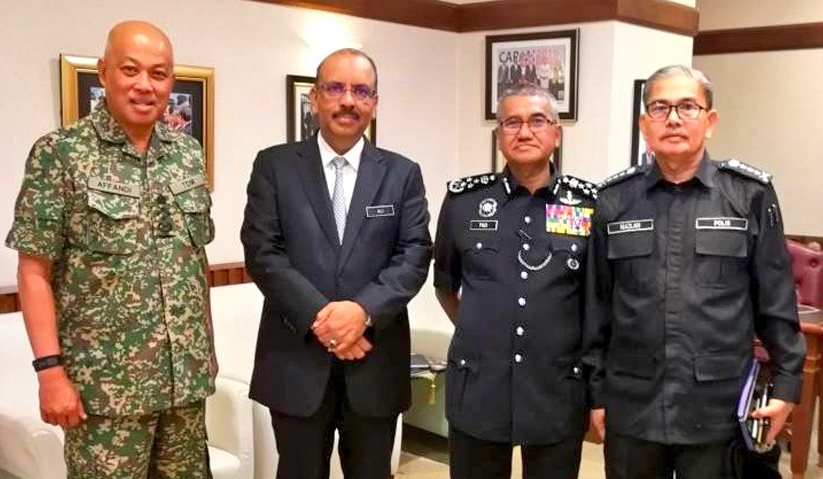 Mohamad Fuzi (dua, kanan) mengadakan pertemuan bersama Ali (dua, kiri) dan Raja Mohamed Affandi (kiri) dan juga Ketua Polis KL, Datuk Mazlan Lazim. - Twitter/@DrAliHamsa