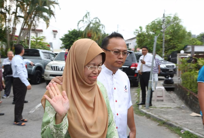 Datuk Hamisa Samat dilihat berada di luar pekarangan kediaman Mohd Shafie.