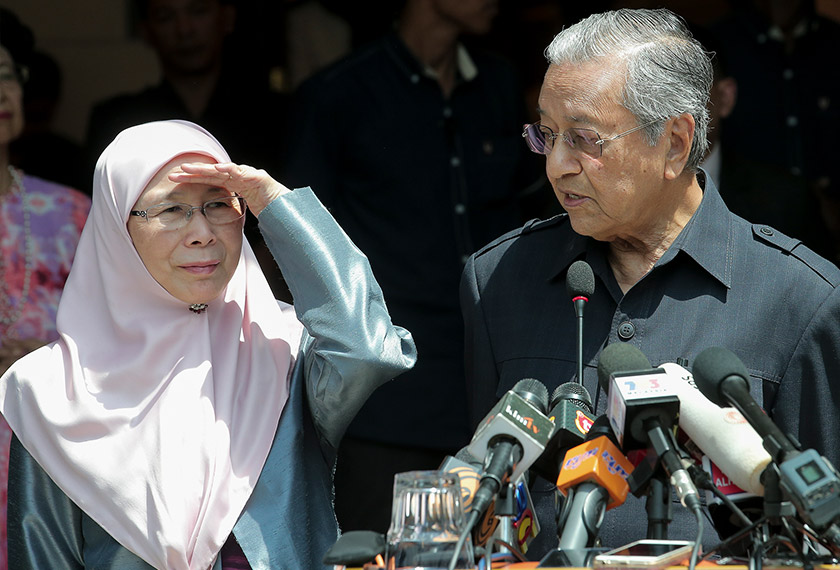 Presiden PKR, Datuk Seri Dr. Wan Azizah Wan Ismail dilantik menjadi Timbalan Perdana Menteri