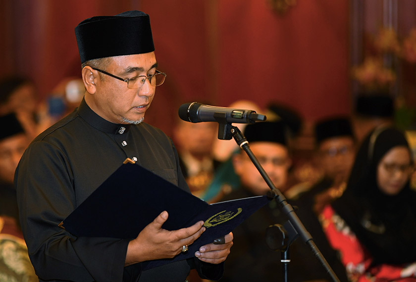 Adly Zahari mengangkat sumpah sebagai Ketua Menteri Melaka ke-11 di hadapan Yang di-Pertua Negeri Melaka, Tun Dr Mohd Khalil Yaakob. - Foto: Bernama