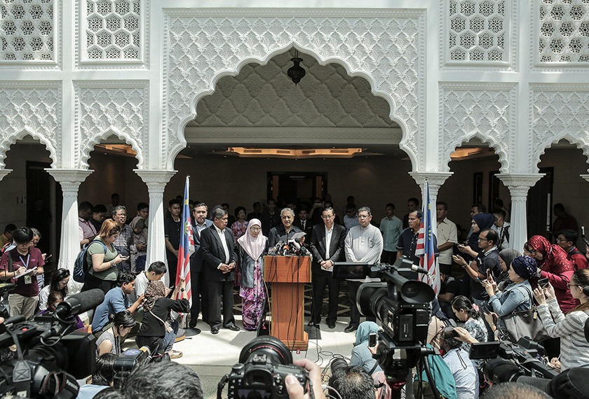Mesyuarat Majlis Tertinggi PH yang dipengerusikan Perdana Menteri, Tun Dr Mahathir Mohamad turut dihadiri pemimpin utama PH iaitu Presiden Parti Amanah Negara, Mohamad Sabu dan Setiausaha Agung DAP, Lim Guan Eng