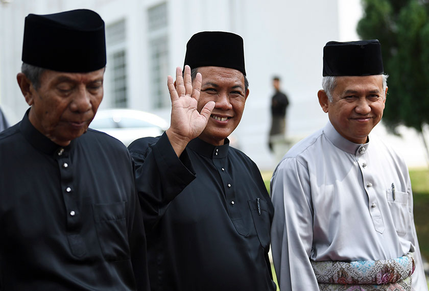 Menteri Besar Negeri Sembilan Aminuddin Harun (tengah) melambaikan tangan selepas Istiadat Penyerahan Watikah, Pelantikan dan Mengangkat Sumpah Menteri Besar Negeri Sembilan di Istana Besar Seri Menanti hari ini. - Foto Bernama