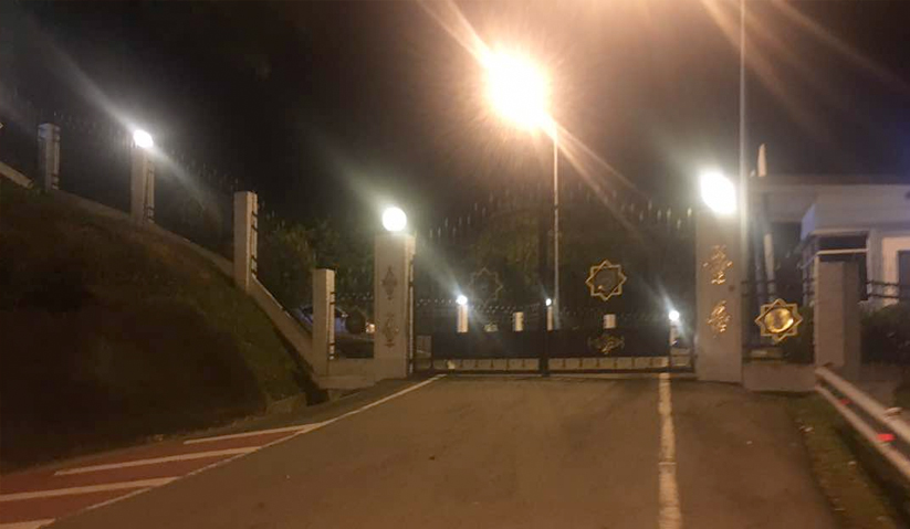 Luar pekarangan kediaman rasmi Sri Gaya.