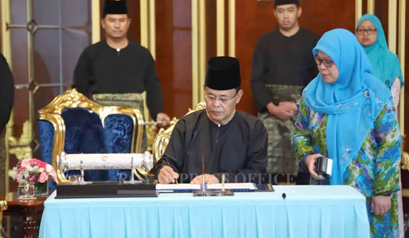 Osman menandatangani watikah pelantikan dan rahsia-rahsia kerajaan.