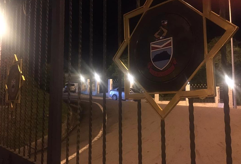 Luar pekarangan kediaman rasmi Ketua Menteri di Sri Gaya.