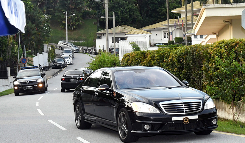 Kelihatan kenderaan dipercayai Kerabat Diraja Pahang keluar dari laluan ke kediaman Najib di Taman Duta hari ini. - BERNAMA