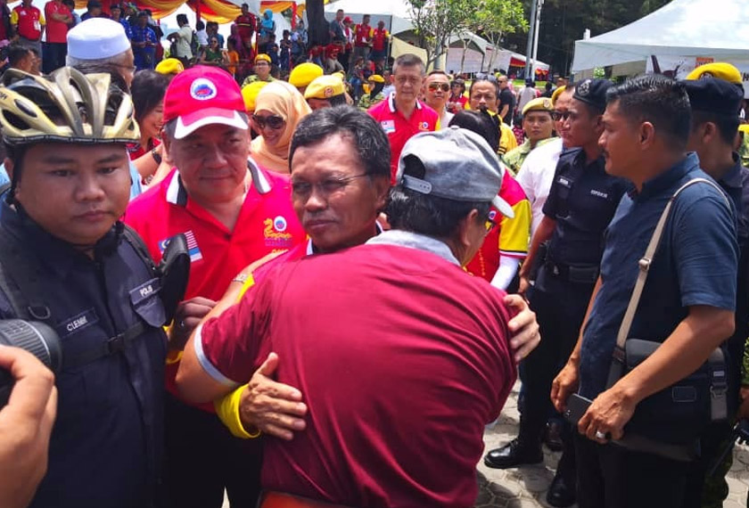 Pengunjung yang hadir tidak melepaskan peluang bersalaman dengan Mohd Shafie.