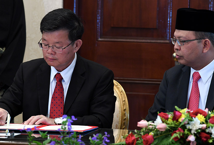 Chow menandatangani surat pelantikan dengan disaksikan oleh Setiausaha Kerajaan Negeri, Datuk Seri Farizan Darus. - Foto Bernama