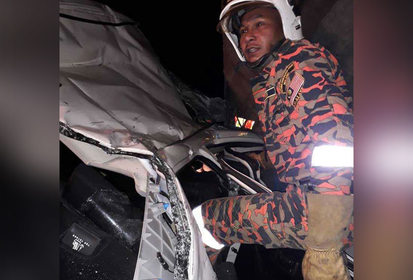 Kejadian berlaku ketika pemandu Perodua Bezza itu dari arah Gua musang menuju ke Kuala Lumpur. - Foto Jabatan Bomba dan Penyelamat Malaysia