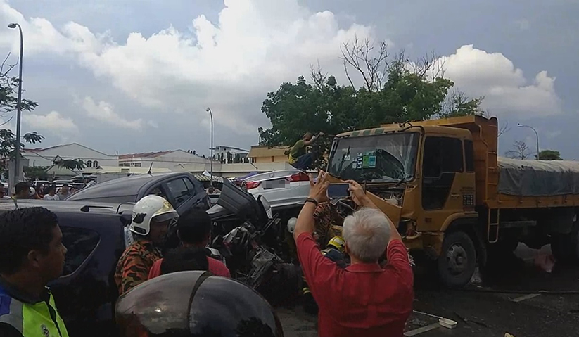 Lori itu bertindak membunyikan hon untuk memaklumkan kepada 16 kenderaan lain mengenai masalah yang dialaminya.