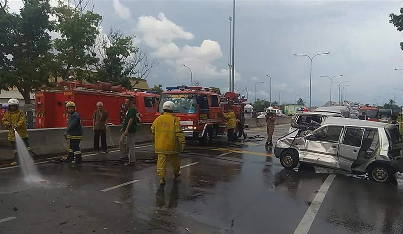 Pasukan bomba berusaha membawa keluar mangsa yang terperangkap.