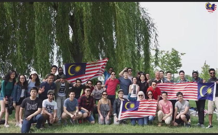 Ratusan rakyat Malaysia di luar negara mengatur 'gotong royong' mengumpul sebanyak mungkin kertas undi untuk dibawa pulang.