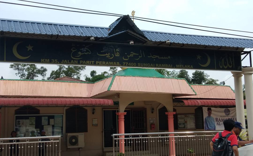 Bayi lelaki malang itu ditinggalkan di masjid ini oleh individu tidak bertanggungjawab.