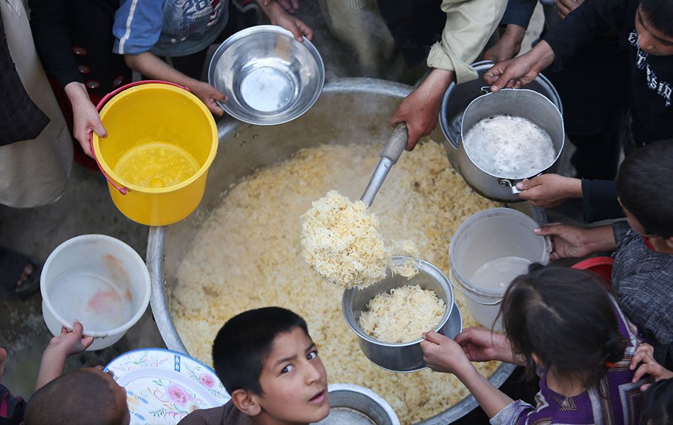 Saat berbuka puasa suatu detik yang menyatukan rasa insaf dan syukur. - Gambar fail