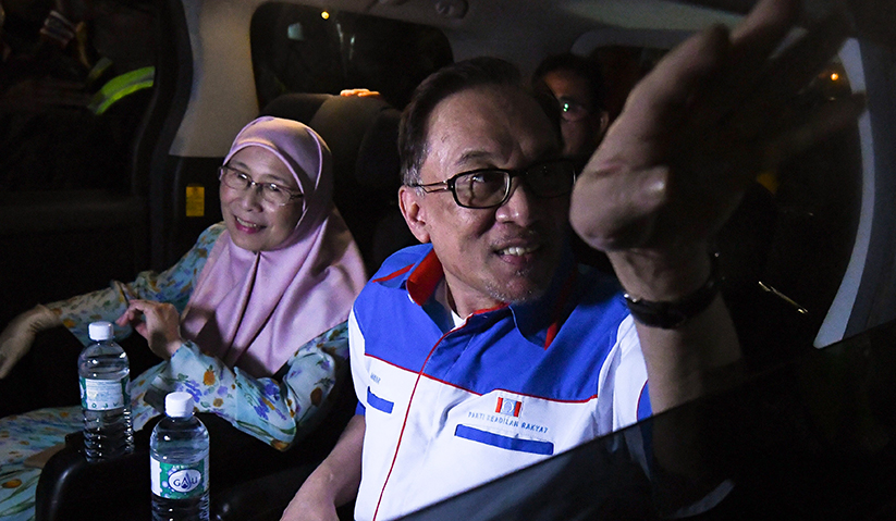 Datuk Seri Anwar Ibrahim dan isteri, Datuk Seri Dr Wan Azizah Wan Ismail di Padang Timur Petaling Jaya.