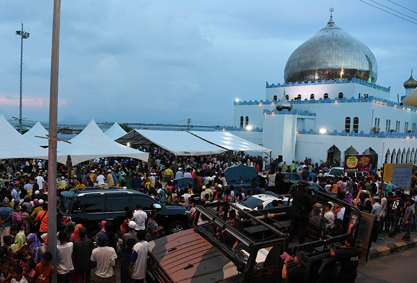 Penduduk Semporna memenuhi perkarangan Masjid Semporna menyambut ketibaan Ketua Menteri Sabah Datuk Seri Shafie Apdal untuk majlis berbuka puasa bersama penduduk setempat hari ini. - BERNAMA
