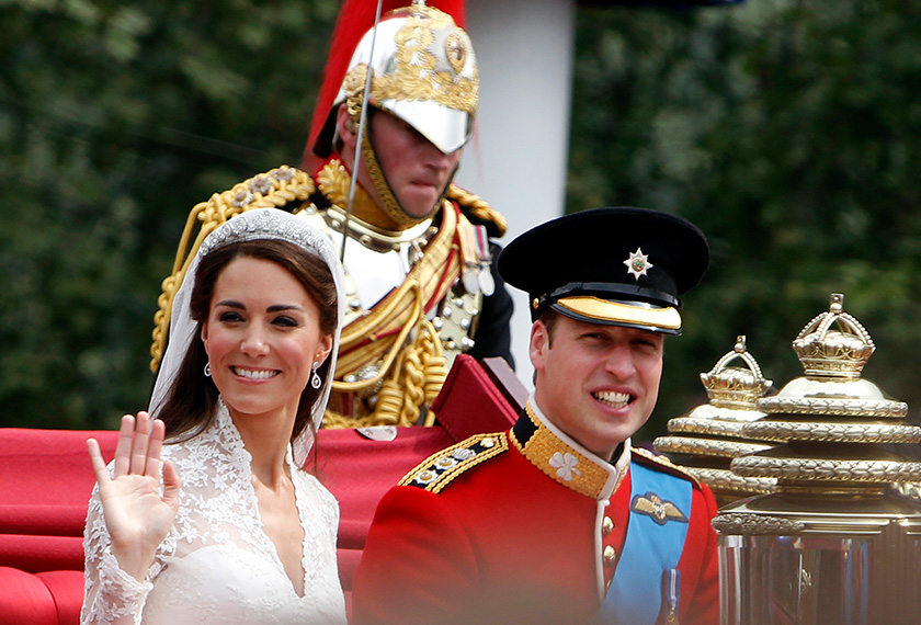 Kate Middleton bersama Putera William pada hari perkahwinan mereka.