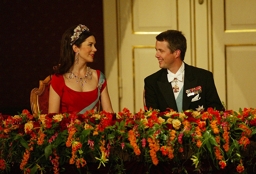 Donaldson dan Frederik menjalin cinta jarak jauh selama hampir dua tahun sebelum berkahwin.