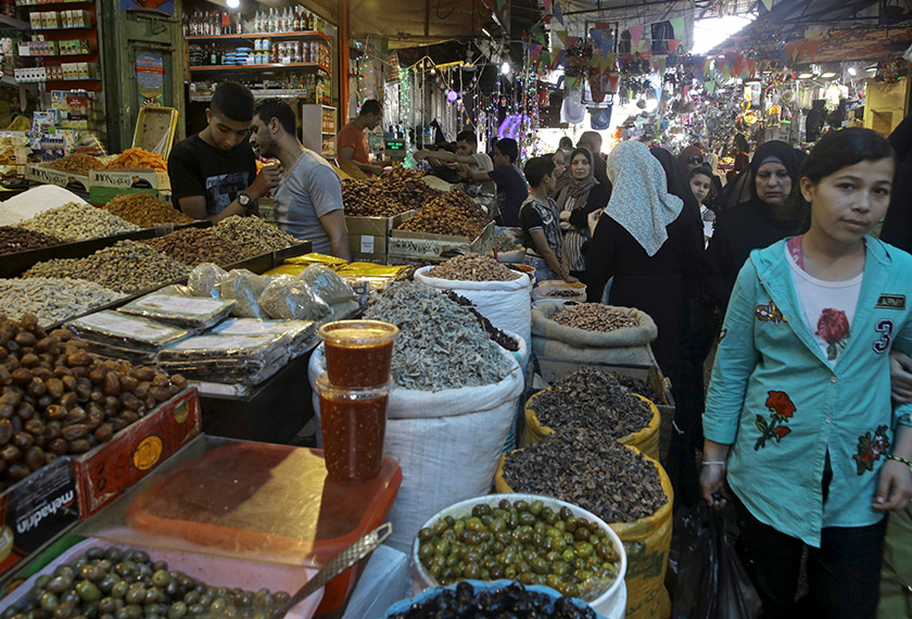 Umat Islam Palestin meneruskan aktiviti sepanjang bulan Ramadan seperti biasa namun masih terkesan dengan khabar sedih di sempadan Gaza. - AP