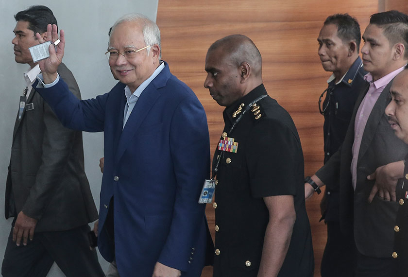 Najib melambai kepada media sewaktu berjalan masuk ke pejabat SPRM. - Astro AWANI/Syahir Omar