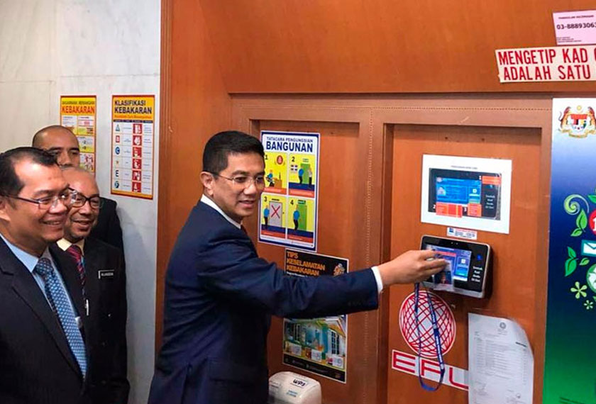 Mohamed Azmin tiba di perkarangan Kompleks B Jabatan Perdana Menteri sekitar jam 7.45 pagi dan disambut pegawai EPU dan Jabatan Perdana Menteri yang lain. - Astro AWANI / Najib Mat Arof