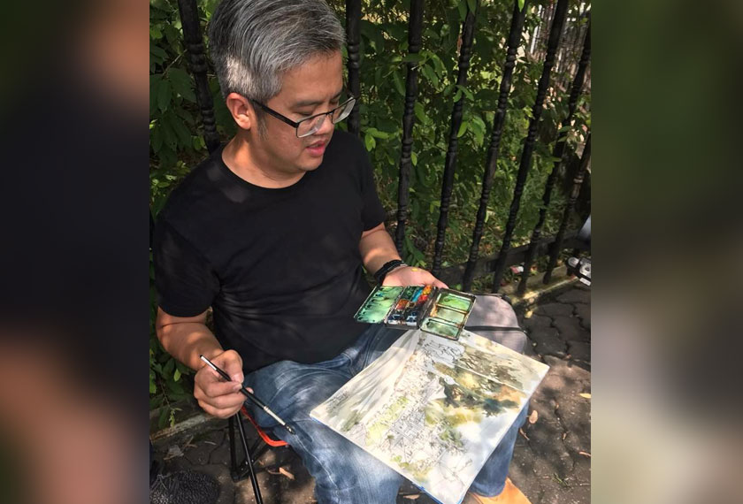 Poh menghasilkan lukisan sebagai tanda sokongan kepada wakil media yang berkumpul di hadapan rumah bekas perdana menteri. - Astro AWANI