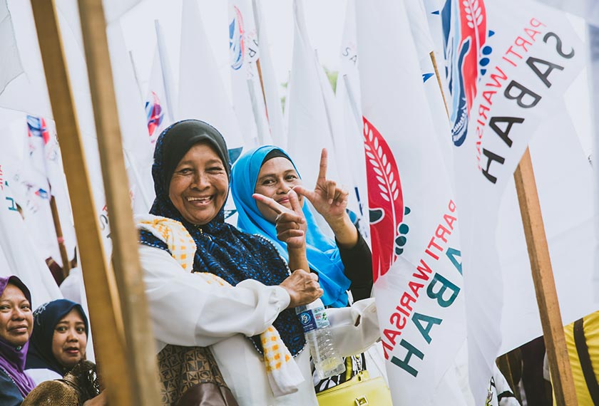 Parti Warisan Sabah berjaya mengambil alih pemerintahan kerajaan negeri menggunakan platform mereka 'Sabah for Sabahans' (Negeri Sabah untuk rakyat Sabah). Joe Kit Yong/Ceritalah