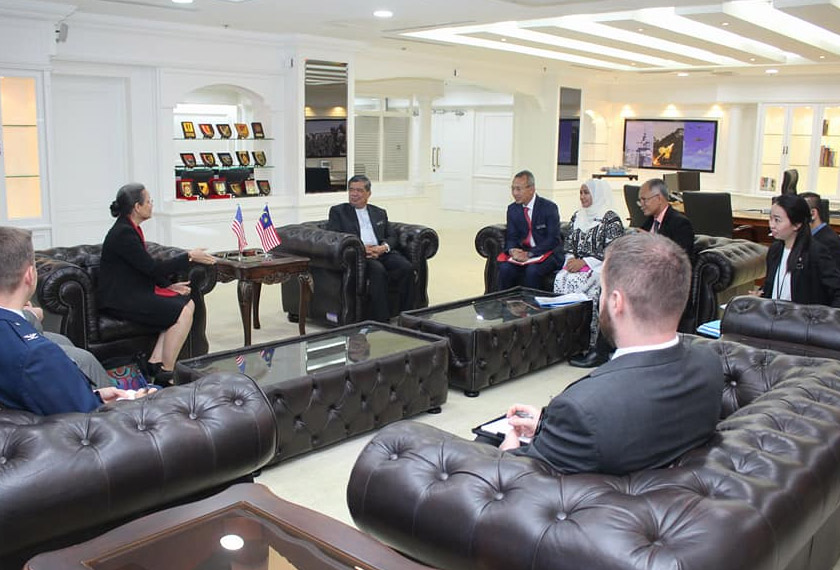 Jika sebelum ini Mat Sabu sering tampil dalam keadaan lucu tetapi kini beliau dilihat lebih profesional.