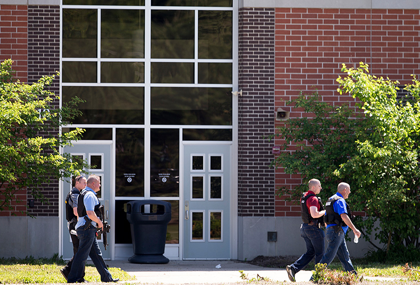 Pihak berkuasa meronda di Noblesville West Middle School pada Jumaat. - The Indianapolis Star via AP