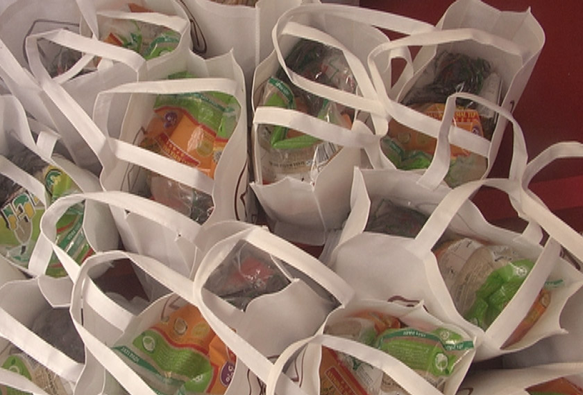 Beg makanan ini dilengkapi beras, gula, minyak dan beberapa keperluan asas yang boleh digunakan untuk waktu bersahur dan berbuka. - Astro AWANI