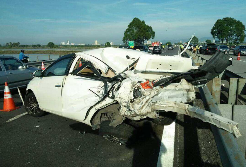 Keadaan kereta Viva Nur Hidayah remuk selepas dirempuh lalu menggelongsor. - Facebook PenangKini