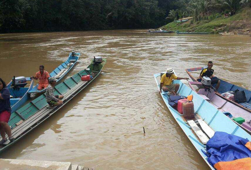 Usaha mencari dan menyelamat menantu dan cucu mangsa masih giat dijalankan dengan dibantu penduduk tempatan. - Foto ihsan Jabatan Bomba dan Penyelamat Sarawak