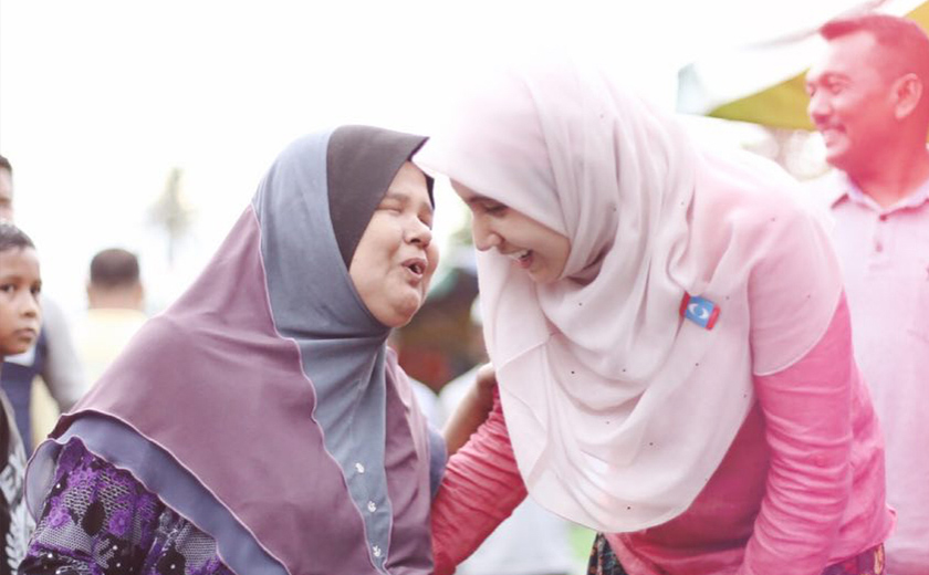 Nurul Izzah semasa beramah mesra dengan masyarakat sepanjang kempen pilihan raya lalu. - Foto Instagram Nurul Izzah