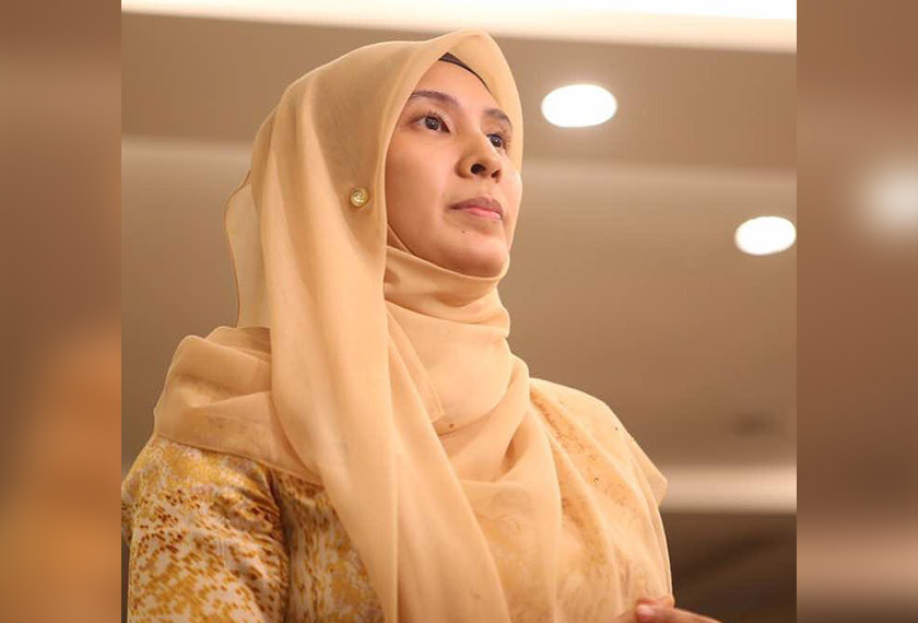 Nurul Izzah manis mengenakan kerudung berwarna kuning. - Foto Instagram Nurul Izzah