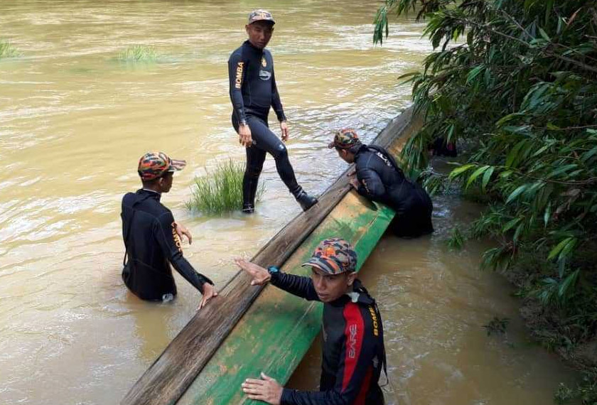 Jabatan Bomba dan Penyelamat Sarawak giat menjalankan operasi SAR. - Foto ihsan JBPM Sarawak