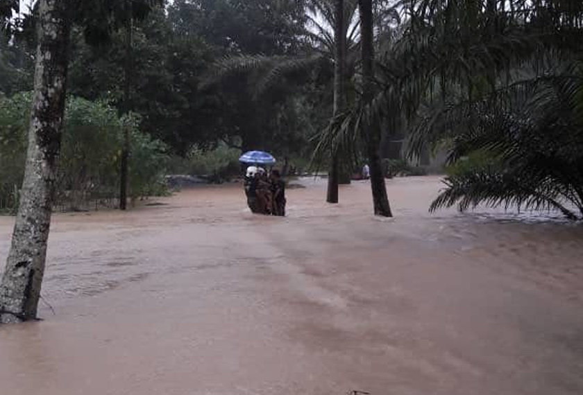 Anggota BBP Taiping mengusung mangsa OKU keluar daripada rumah dan dibawa ke tempat lebih selamat. - Foto JBPM
