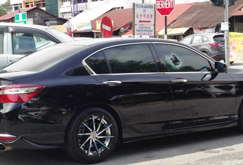 Kereta Honda milik mangsa berlobang akibat tembakan dari jarak dekat.