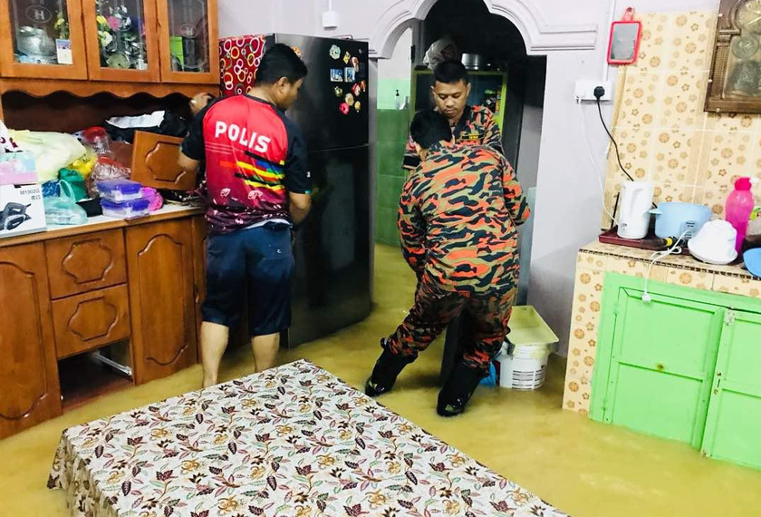 Mangsa yang terperangkap di dalam rumah berjaya dipindahkan dengan selamat. - Foto JBPM