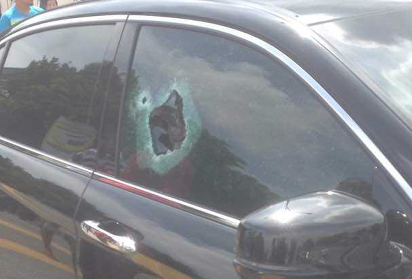 Keadaan cermin kereta mangsa yang berlobang akibat tembakan.