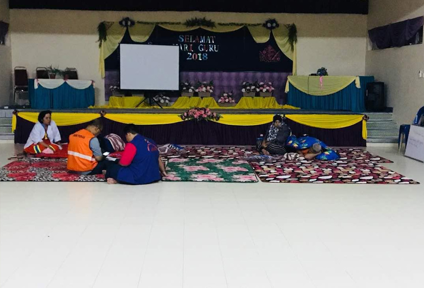 Mangsa banjir yang ditempatkan di Sekolah Kebangsaan Bikam. - Foto JBPM