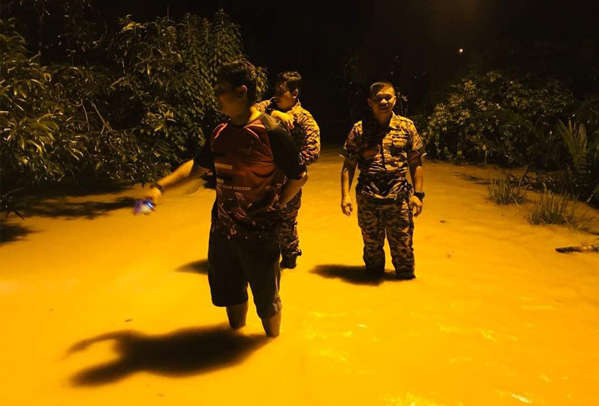 Balai Bomba dan Penyelamat Bidor menjalankan operasi pemantauan banjir. Foto JBPM