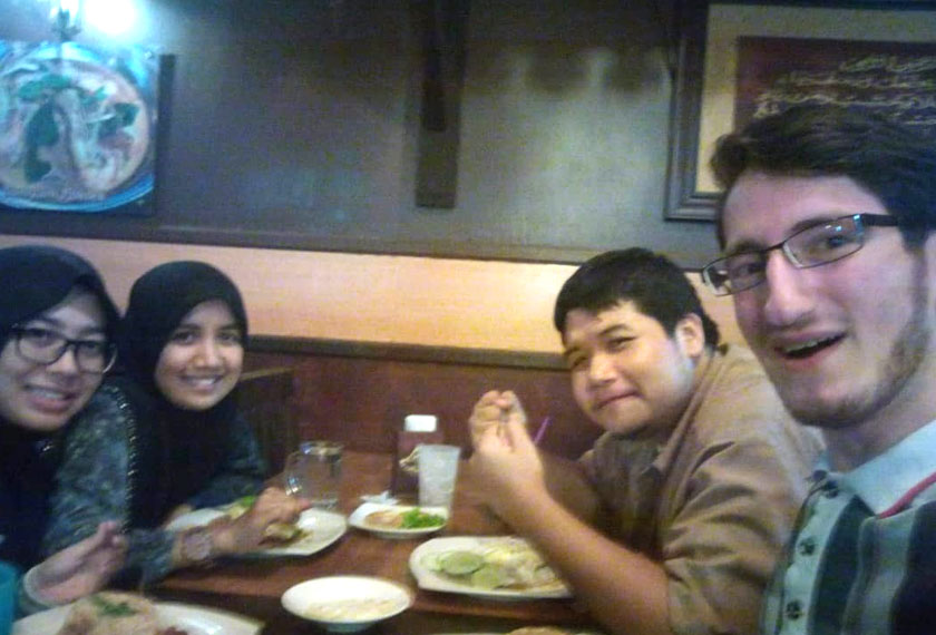 Ibrahim berbuka puasa bersama-sama rakan di Malaysia