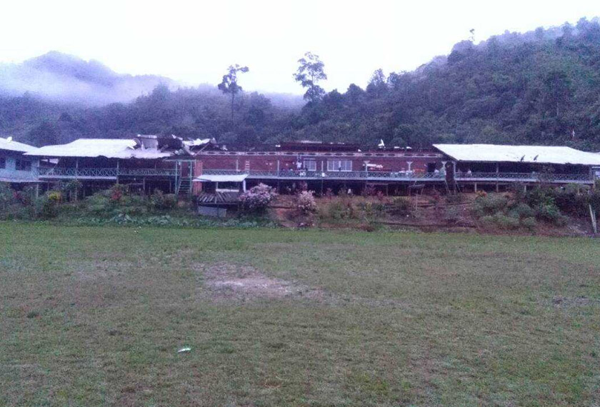 Bumbung rumah panjang di Long Busang diterbangkan angin kencang.