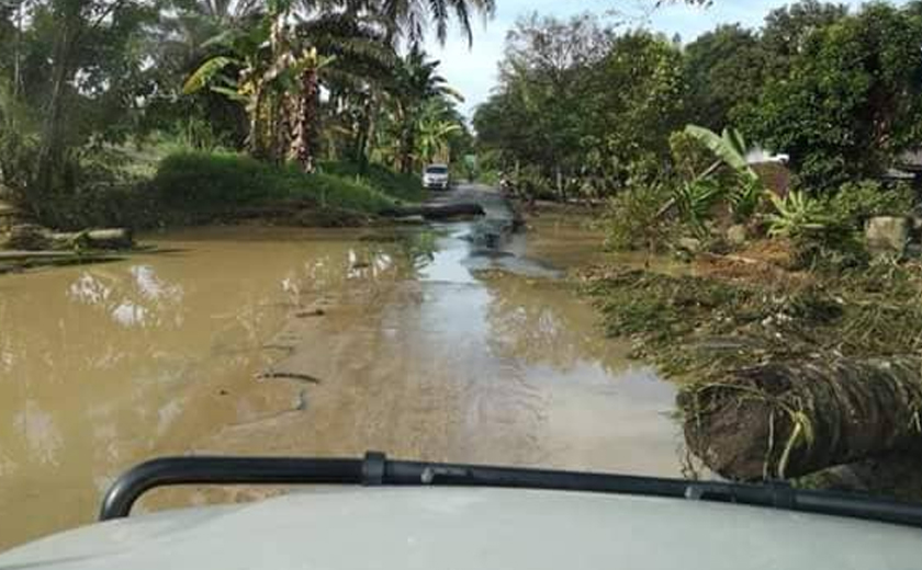 Keadaan banjir di sebatang jalan di Taiping. Foto APM Perak.