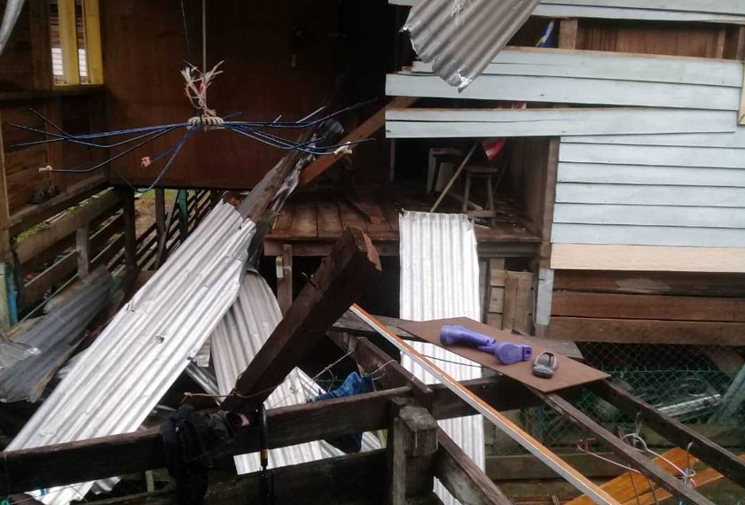 Keadaan bumbung rumah panjang long Busang yang diterbangkan angin kencang.