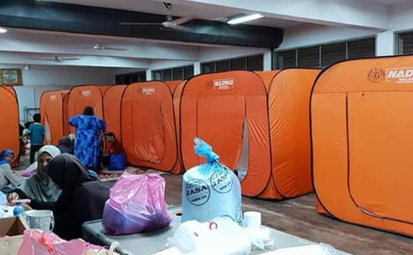 Keadaan di sebuah pusat pemindahan sementara yang menempatkan mangsa banjir di Taiping. Foto APM Perak