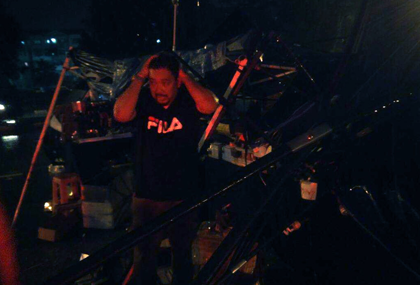 Orang ramai menyelamatkan diri ketika kejadian ribut di Uptown Bandar Perda.