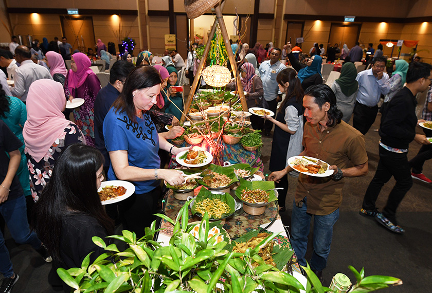 Restoran bufet sememangnya pilihan eksklusif untuk menikmati juadah berbuka puasa.